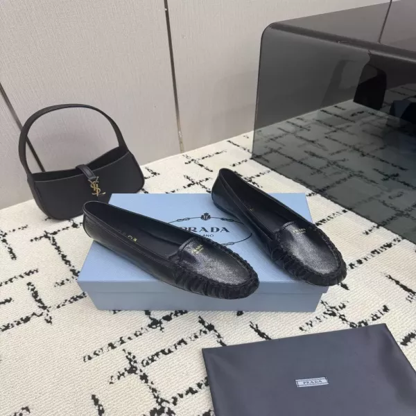 프라다 뾰족코 리본 디테일 슬립온 로퍼
