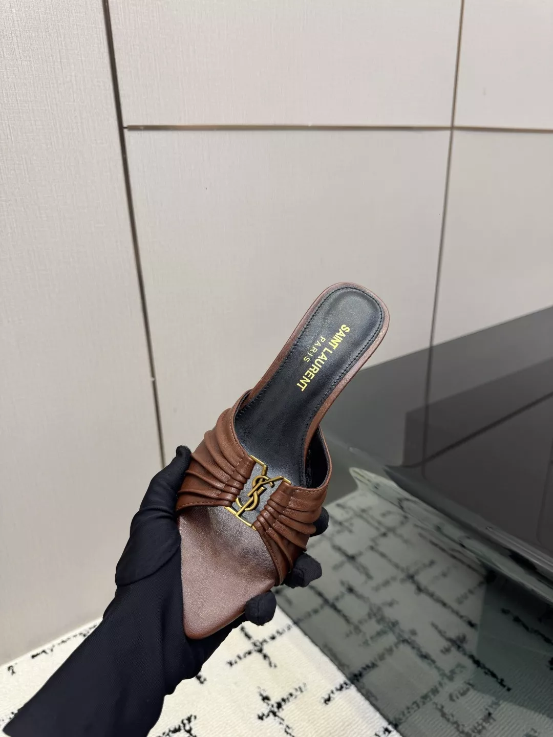 입생로랑 크리스탈 체인 장식 페이턴트 토오픈 뮬 상세 이미지 8