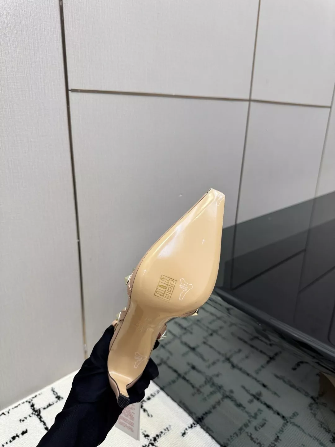 발렌티노 스터드 앵클 스트랩 가죽 펌프스 스트랩 상세 이미지 9