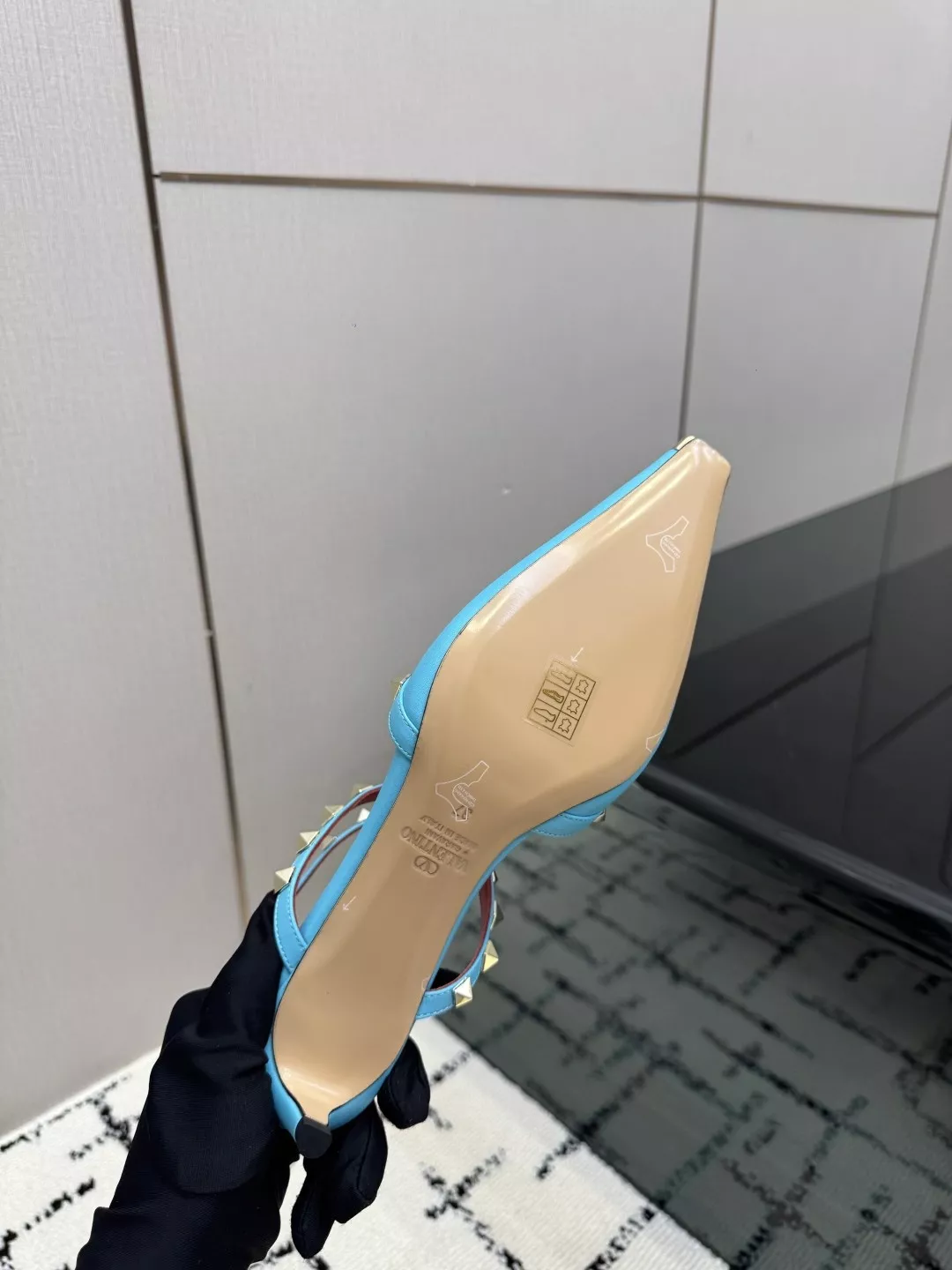 발렌티노 락스터드 앵클 스트랩 포인티드 펌프스 스트랩 상세 이미지 9