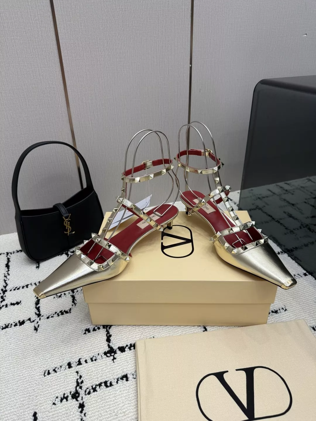 발렌티노 락스터드 앵클 스트랩 스틸레토 샌들 상세 이미지 3