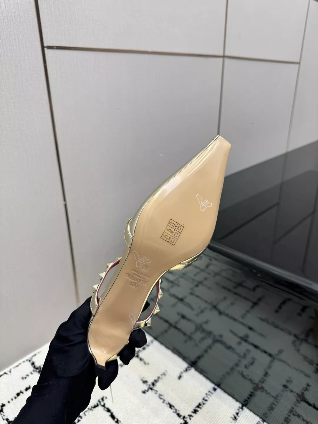 발렌티노 락스터드 앵클 스트랩 스틸레토 샌들 상세 이미지 9