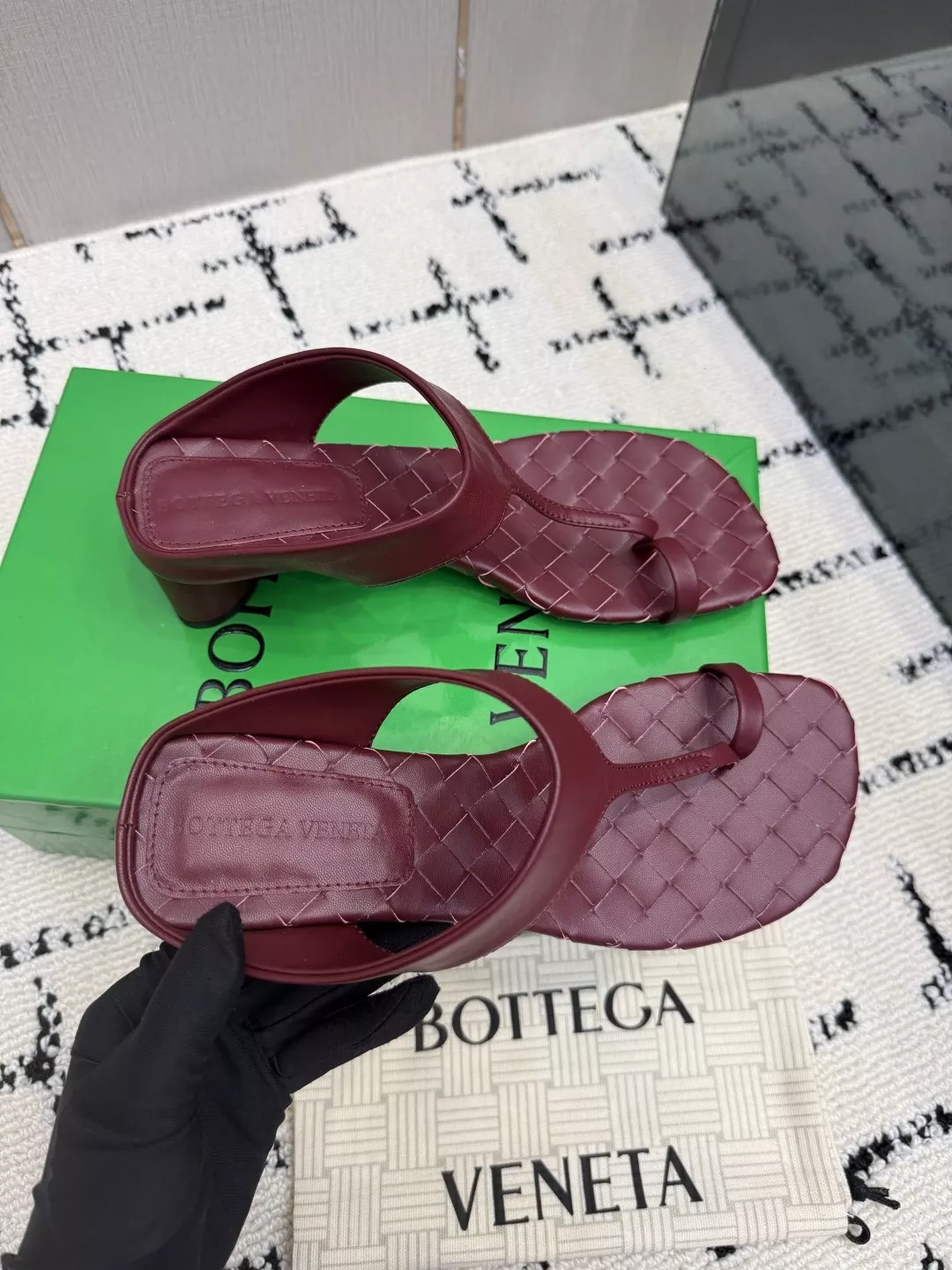보테가베네타 인트레치아토 리비아 송아지가죽 쪼리 샌들 상세 이미지 6