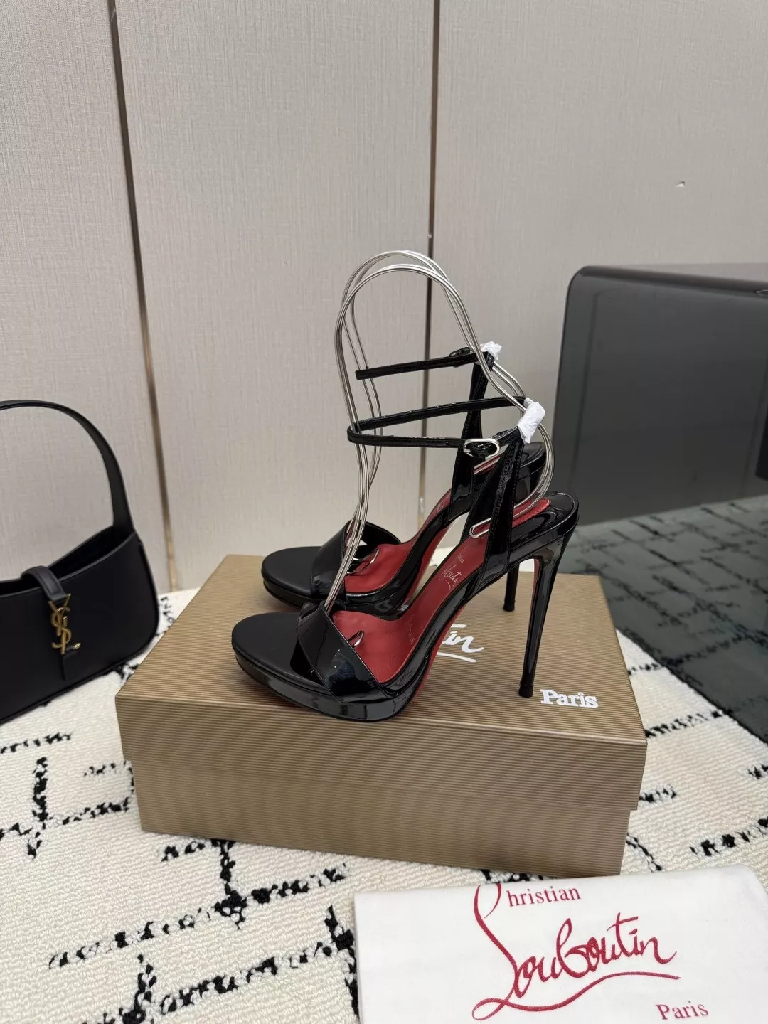 크리스찬루부탱 페이턴트 레더 큐빅 레드솔 힐 샌들 상세 이미지 4