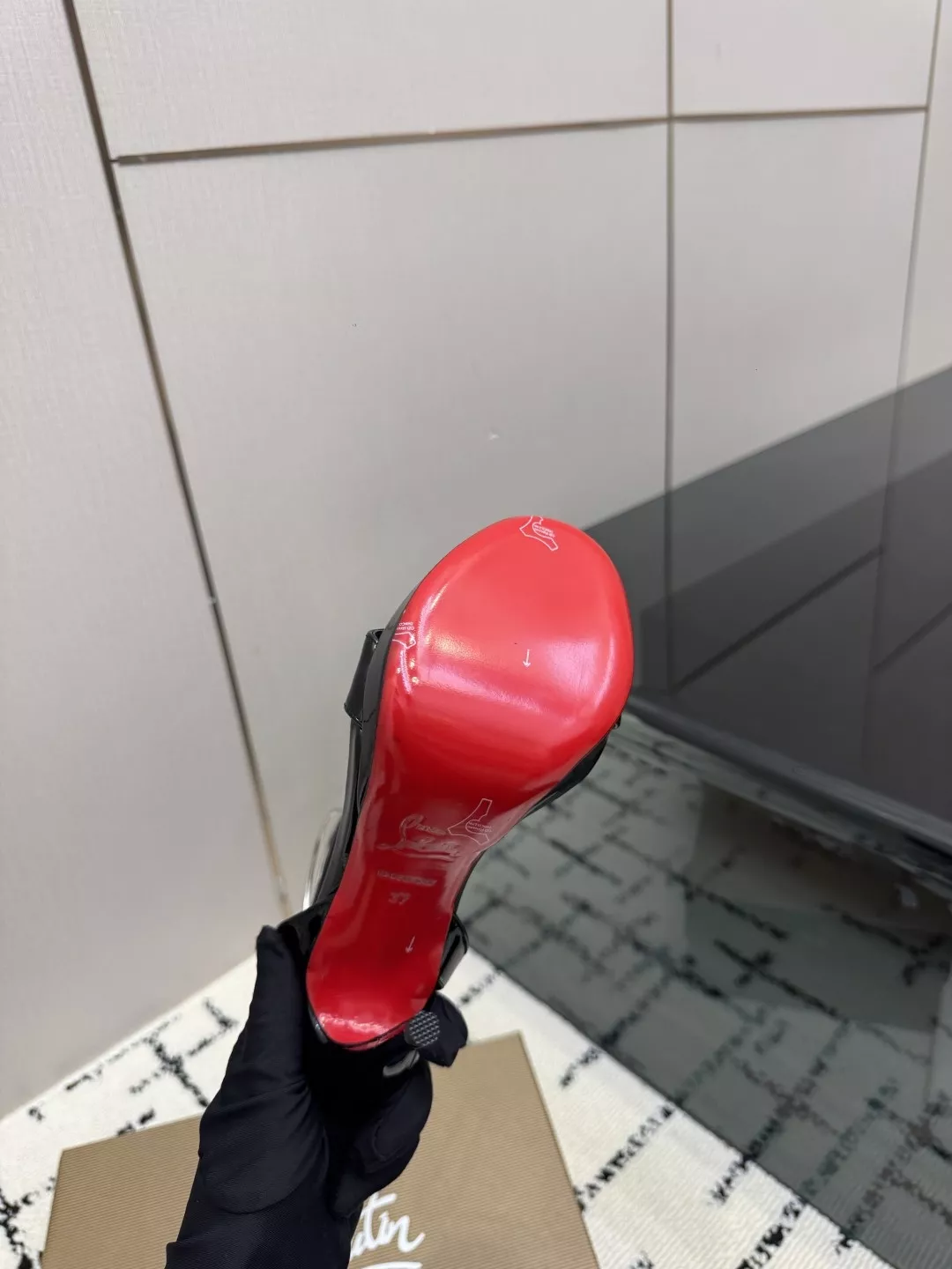 크리스찬루부탱 페이턴트 레더 큐빅 레드솔 힐 샌들 상세 이미지 10