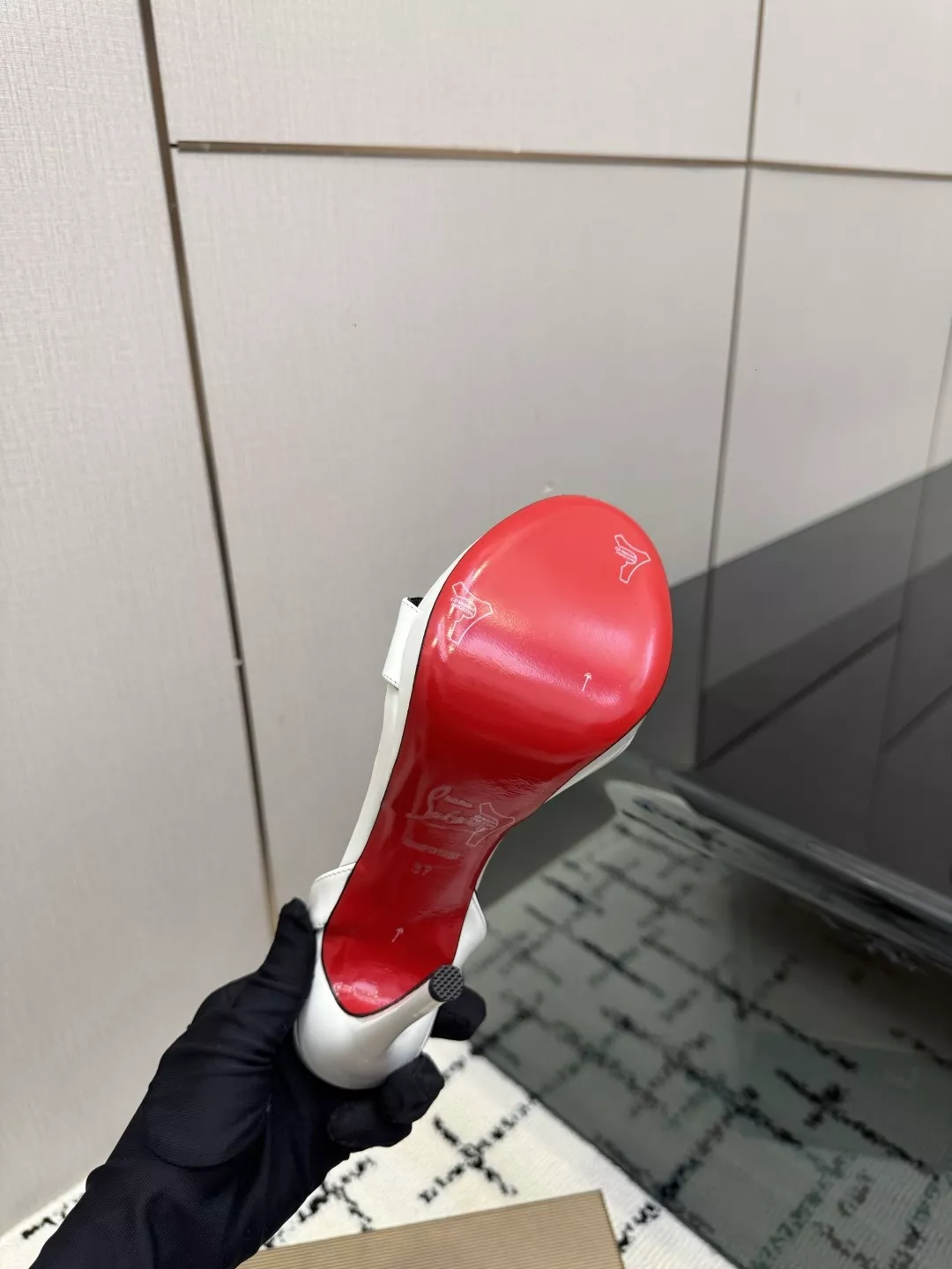 크리스찬루부탱 페이턴트 레더 큐빅 스트랩 힐 샌들 상세 이미지 10