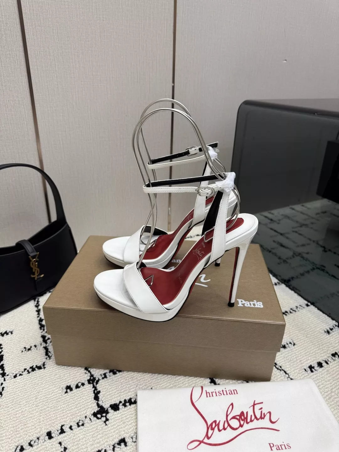 크리스찬루부탱 페이턴트 레더 큐빅 스트랩 힐 샌들 상세 이미지 4