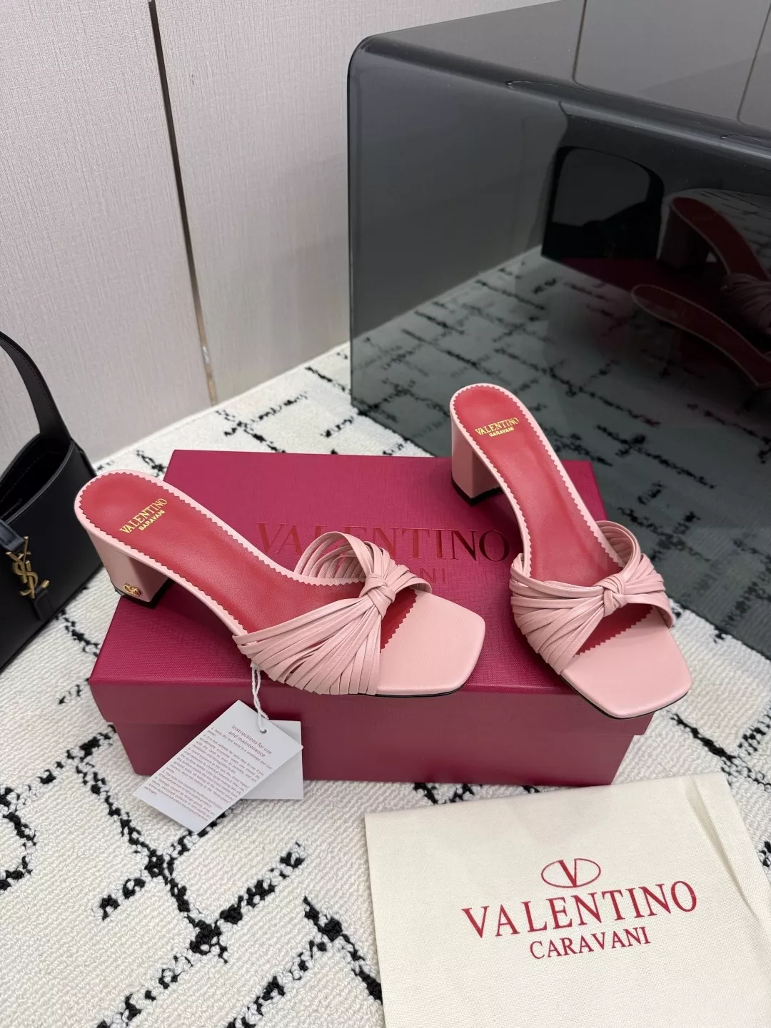 발렌티노 리본 포인트 뾰족코 가죽 슬리퍼 상세 이미지 2