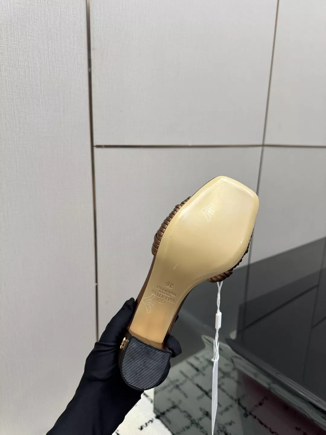 발렌티노 뾰족코 리본 장식 레더 슬리퍼 상세 이미지 9