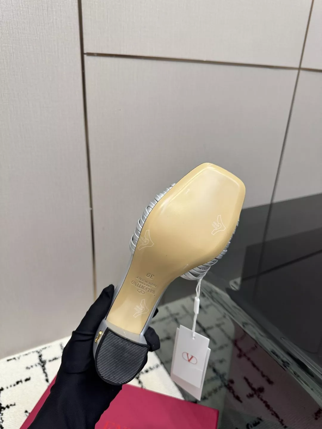 발렌티노 뾰족 토 오픈 레더 슬리퍼 상세 이미지 9
