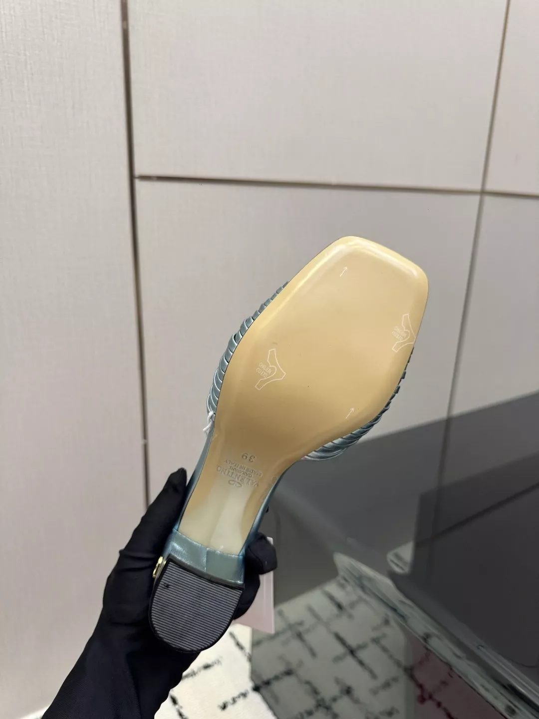 발렌티노 리본 장식 포인티드토 가죽 슬리퍼 상세 이미지 9