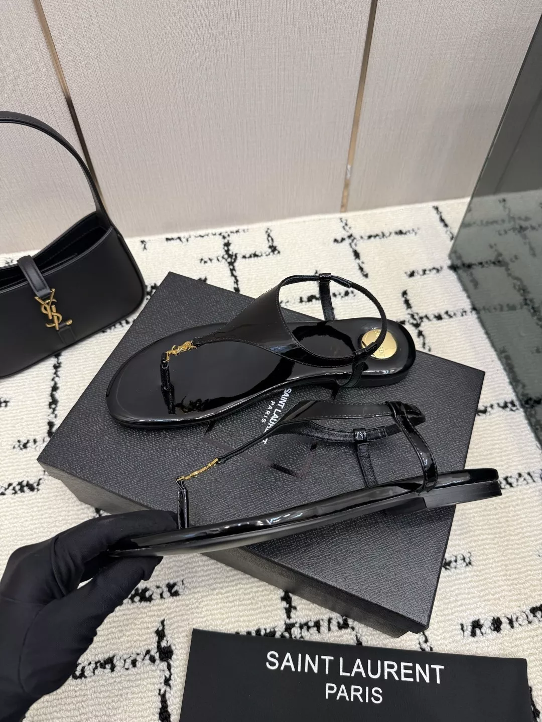 입생로랑 YSL 버클 양가죽 플랫 쪼리 슬리퍼 상세 이미지 5