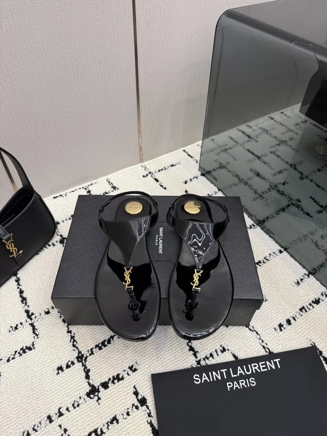 입생로랑 YSL 버클 양가죽 플랫 쪼리 슬리퍼 상세 이미지 1