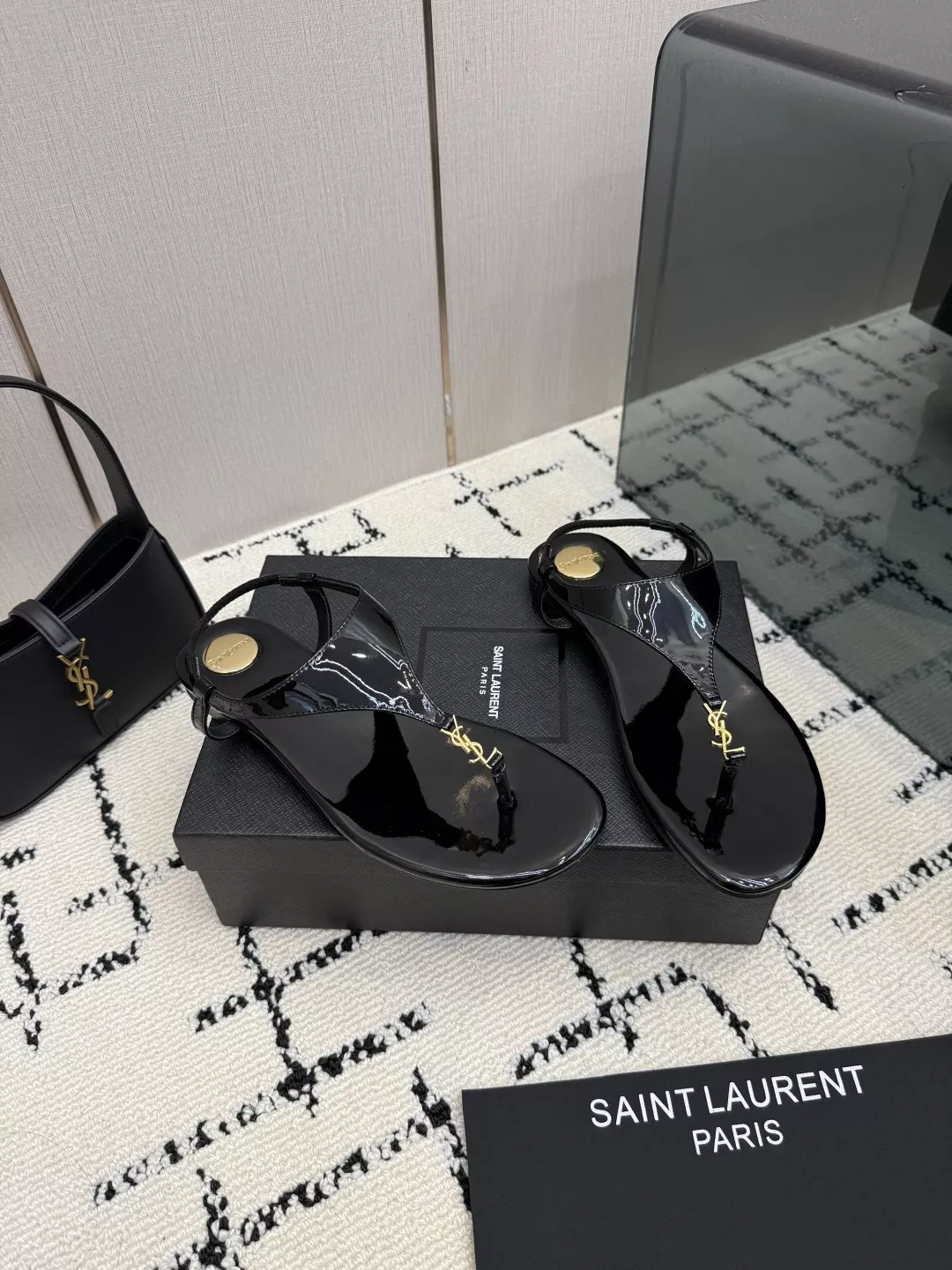 입생로랑 YSL 버클 양가죽 플랫 쪼리 슬리퍼 상세 이미지 2