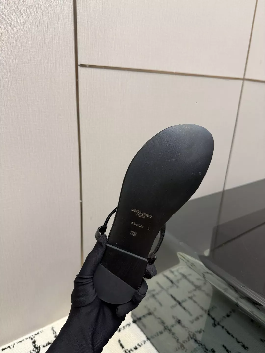 입생로랑 YSL 버클 양가죽 플랫 쪼리 슬리퍼 상세 이미지 9
