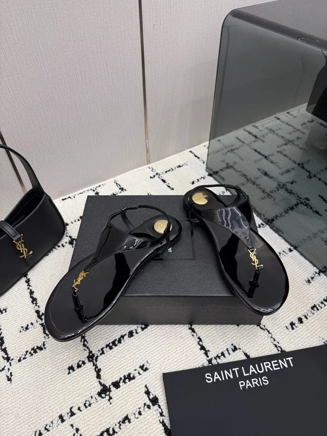 입생로랑 YSL 버클 양가죽 플랫 쪼리 슬리퍼 상세 이미지 3