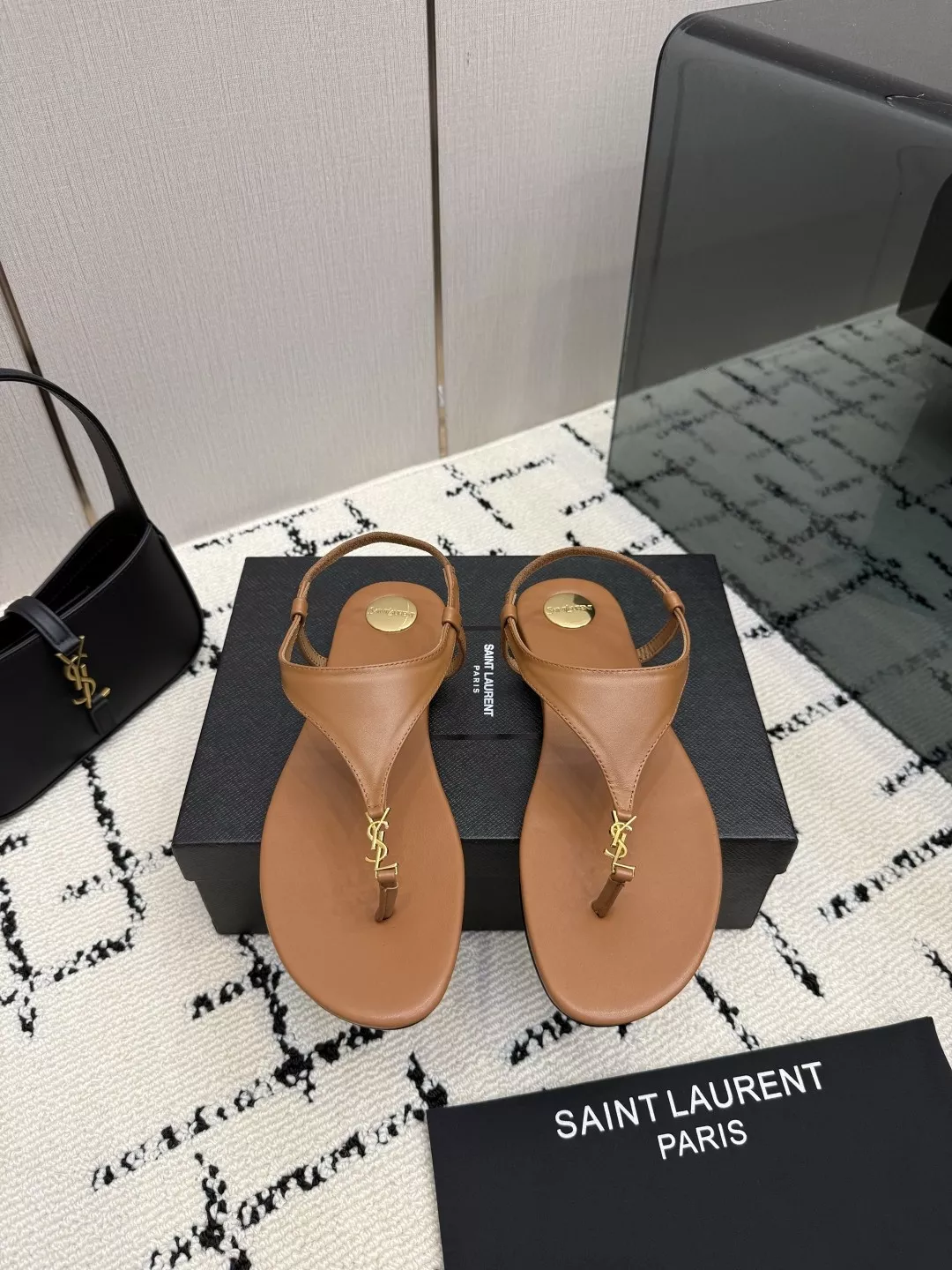 입생로랑 YSL 버클 양가죽 플랫 쪼리 슬리퍼 상세 이미지 1