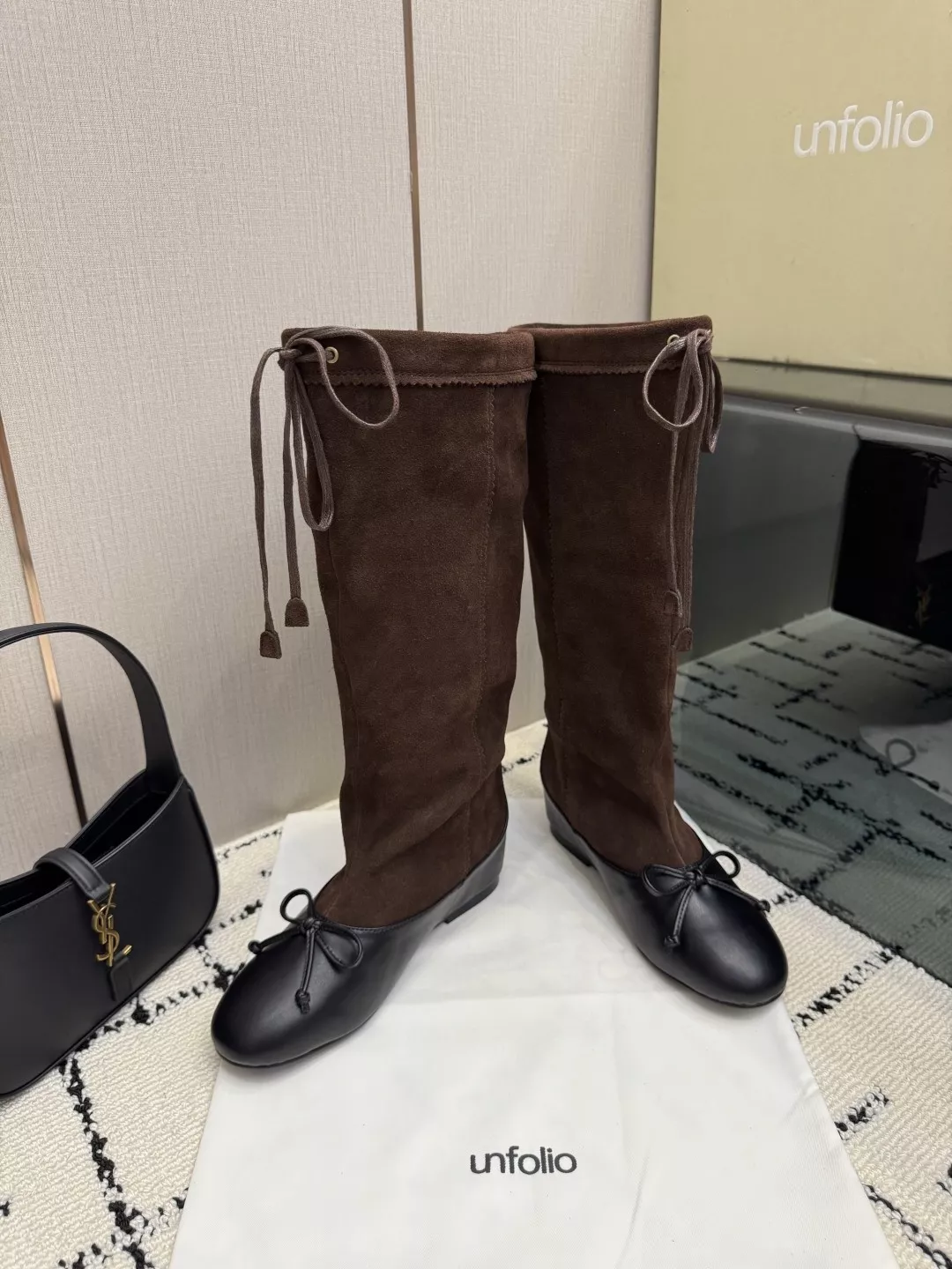 언필로 셔링 스웨이드 배색 라운드토 미들 부츠 상세 이미지 3
