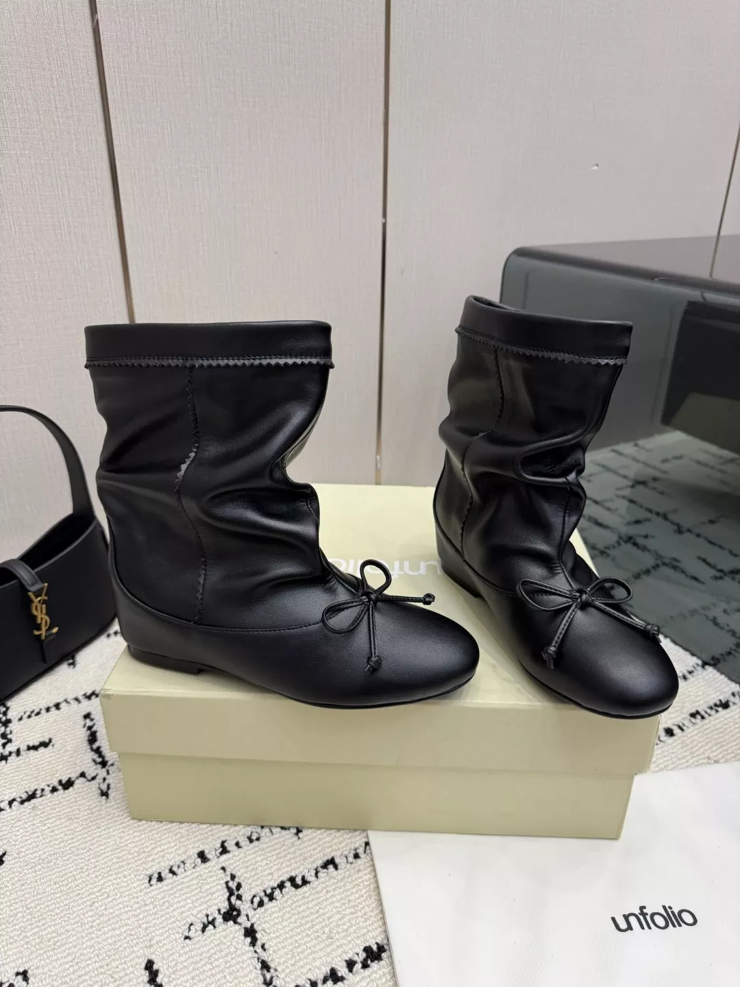 언필로 셔링 디테일 카우레더 앵클 부츠 상세 이미지 2
