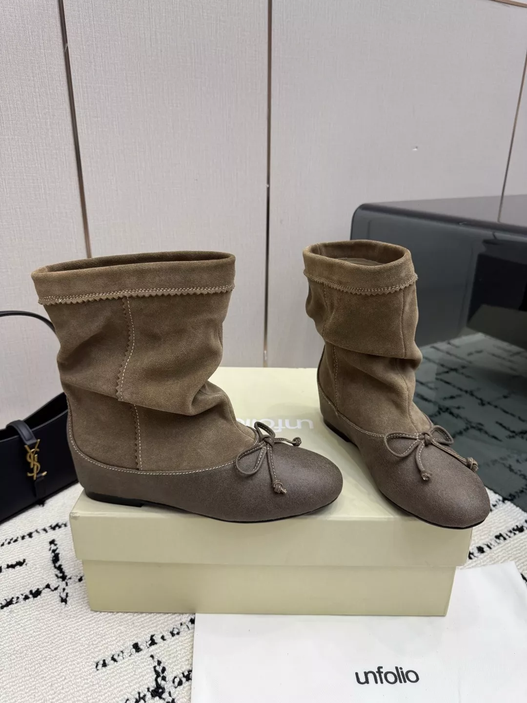 언필로 셔링 스웨이드 소가죽 앵클 부츠 상세 이미지 2