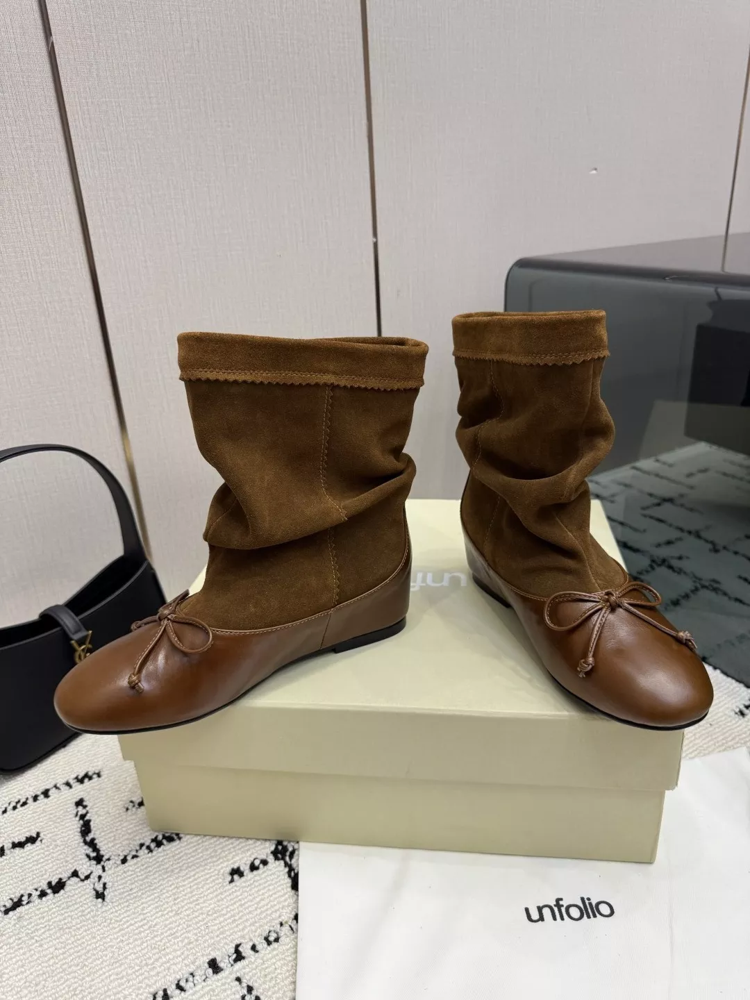 언필로 셔링 배색 레더 스웨이드 앵클 부츠 상세 이미지 3