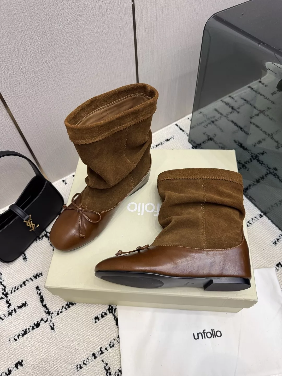 언필로 셔링 배색 레더 스웨이드 앵클 부츠 상세 이미지 5