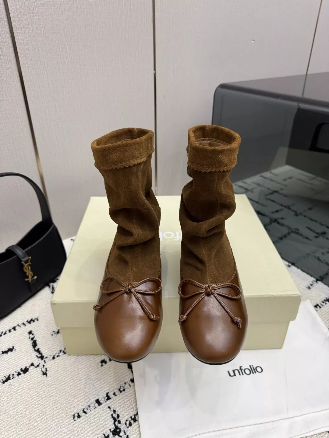 언필로 셔링 배색 레더 스웨이드 앵클 부츠 상세 이미지 1