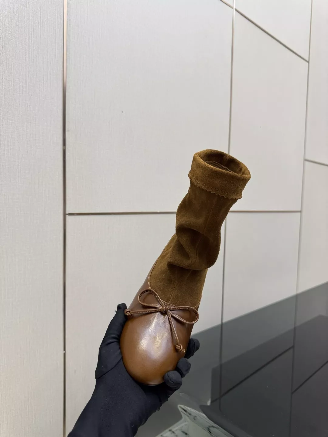 언필로 셔링 배색 레더 스웨이드 앵클 부츠 상세 이미지 8