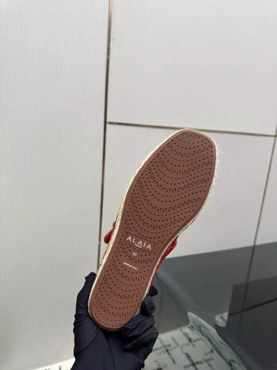 알라이아 빈티지 피시넷 페이턴트 메리제인 로우탑 상세 이미지 9