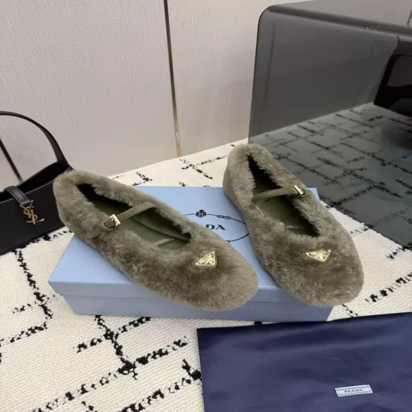 프라다 퍼 메리제인 삼각로고 플랫슈즈