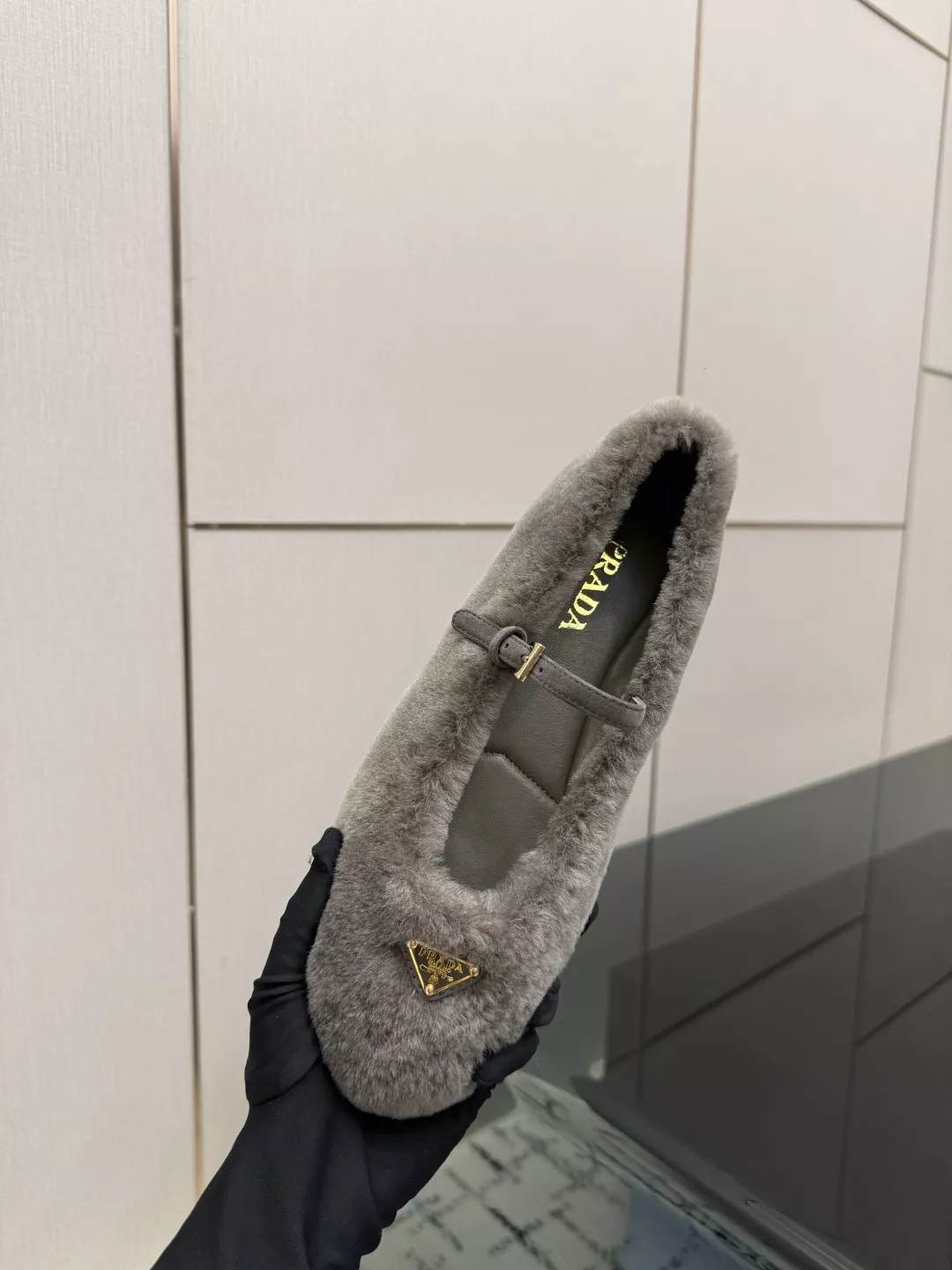 프라다 퍼 트라이앵글 로고 메리제인 플랫슈즈 상세 이미지 8