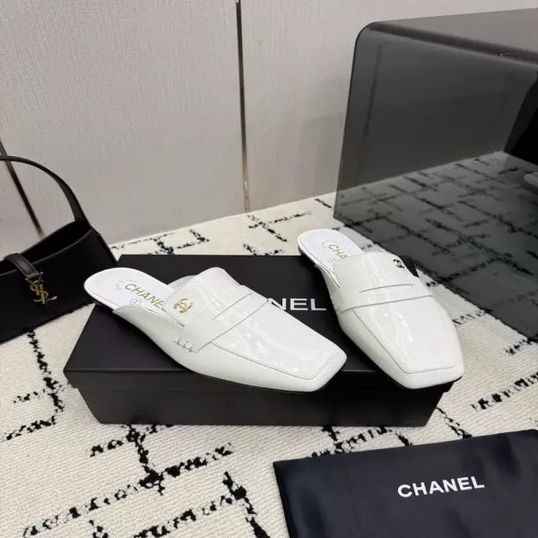 샤넬 더블 C 스퀘어토 페이턴트 로퍼 뮬