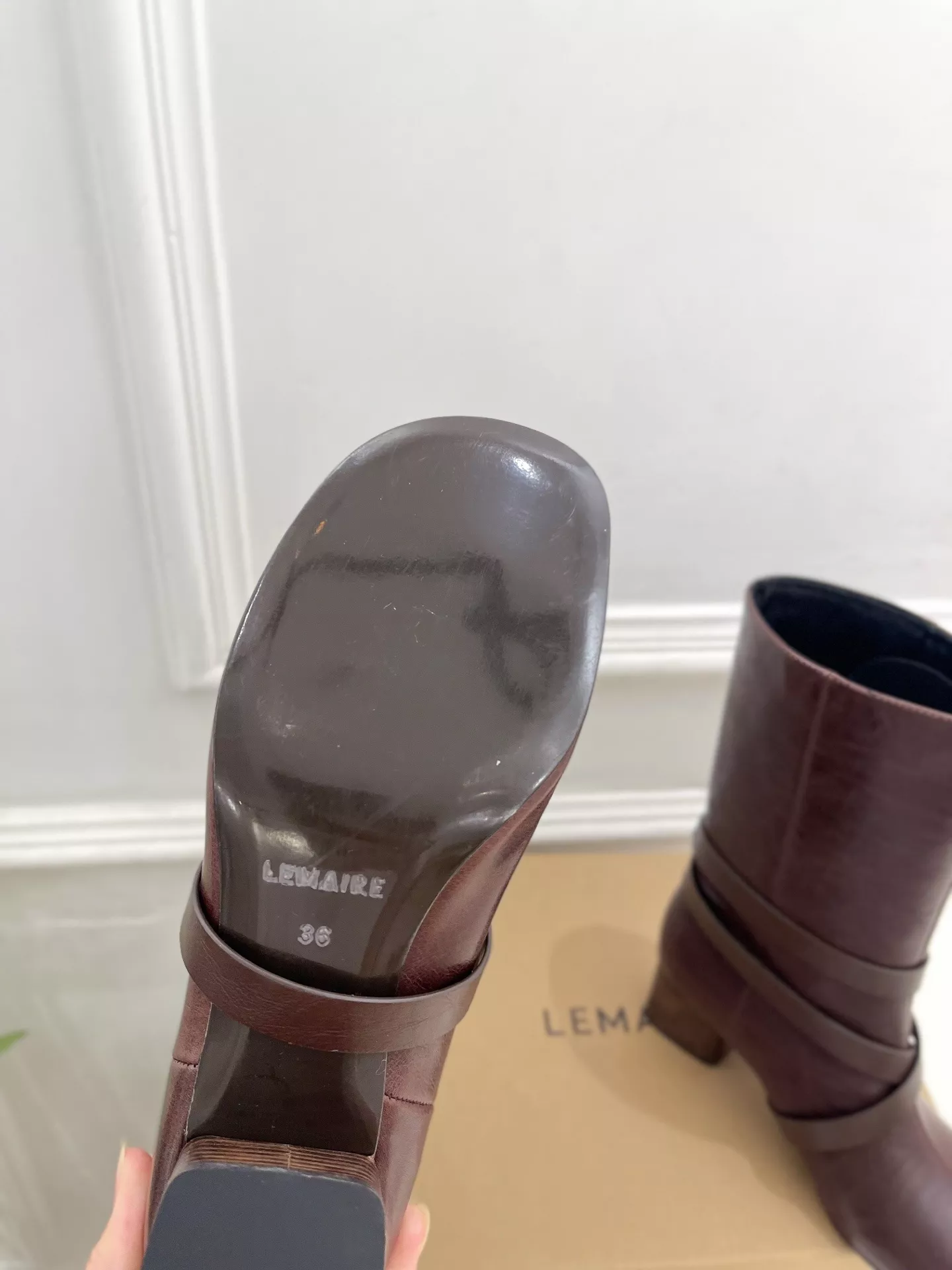 르메르 클래식 벨트 버클 블록힐 앵클 부츠 상세 이미지 9