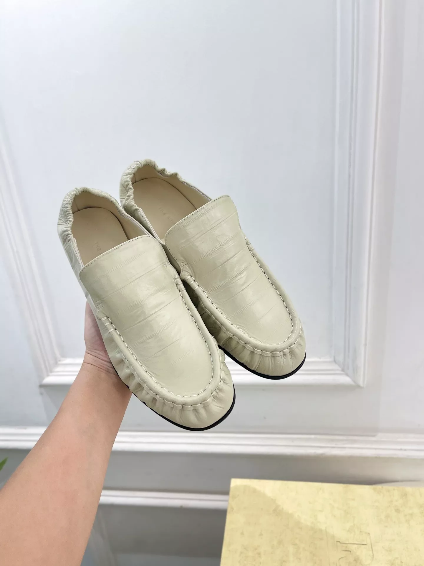 더로우 빈티지 셔링 청키힐 가죽 로퍼 상세 이미지 4