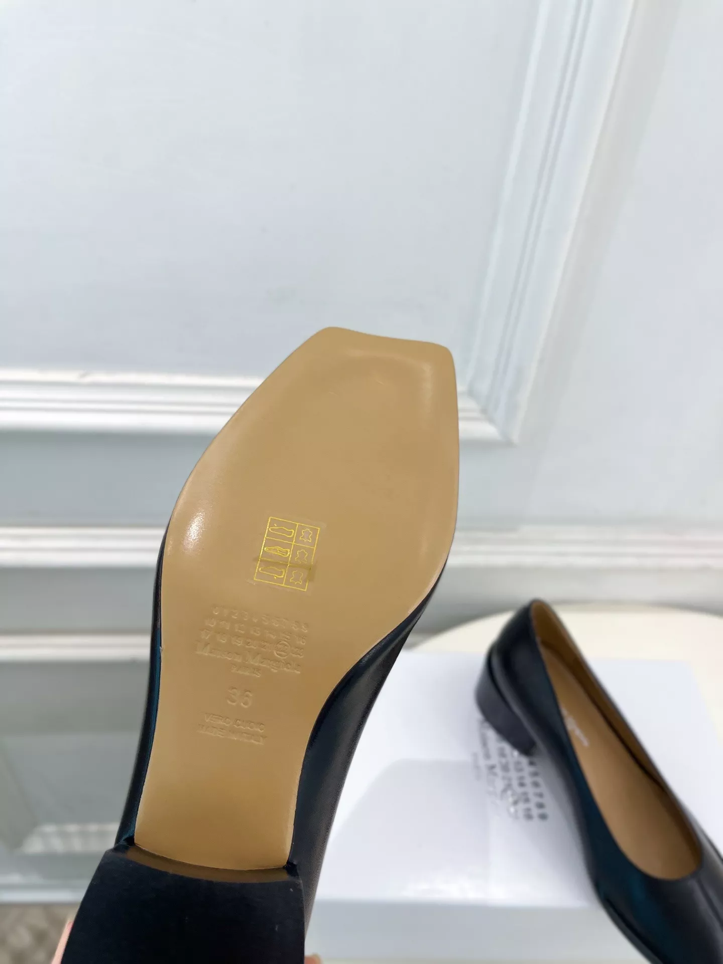 메종마르지엘라 빈티지 미니멀 스퀘어토 블록힐 펌프스 상세 이미지 9