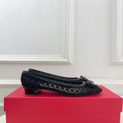페라가모 보우 장식 펀칭 우븐 로우힐 펌프스