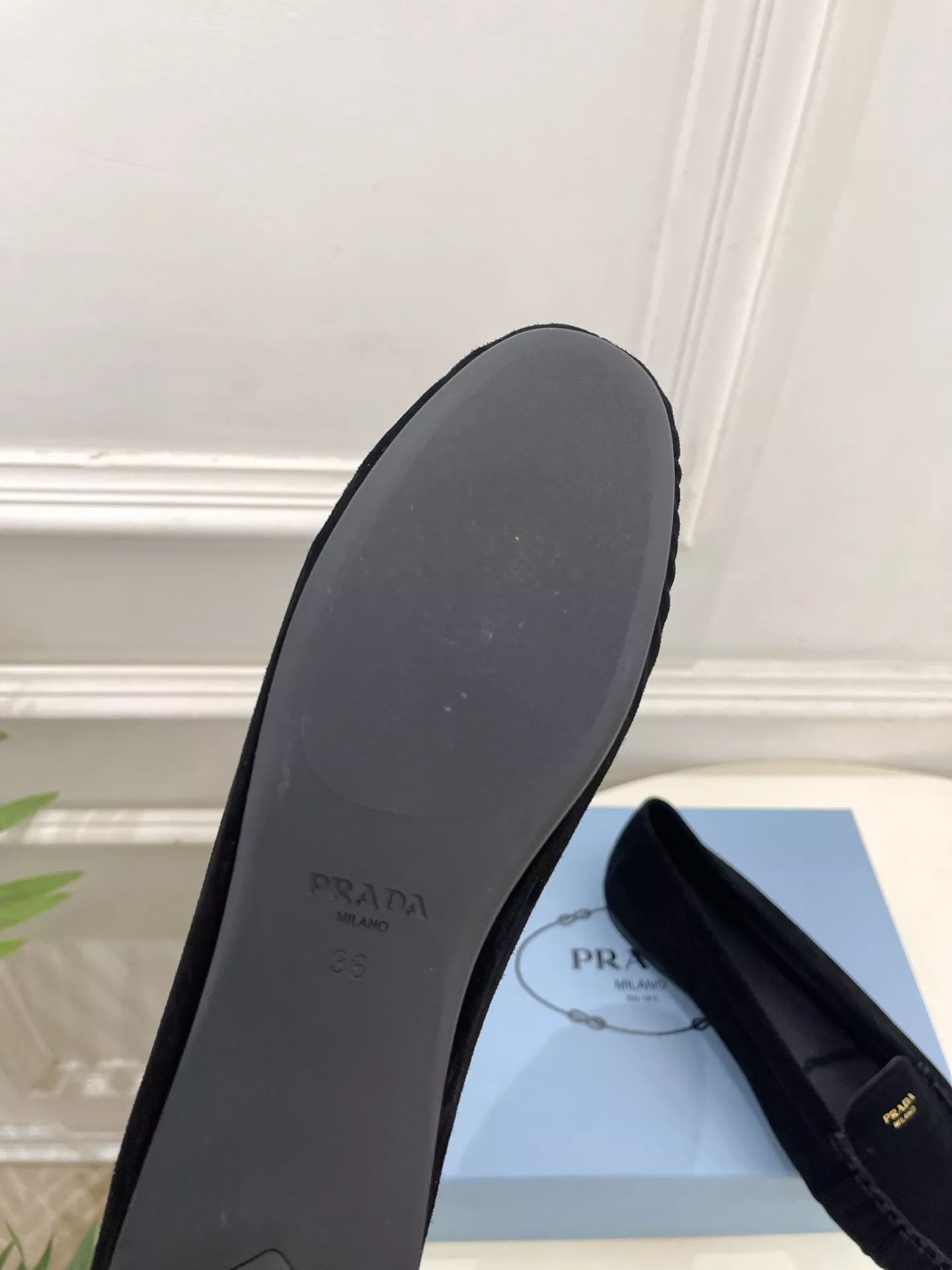 프라다 클래식 레터 주름 디테일 플랫 로퍼 상세 이미지 9