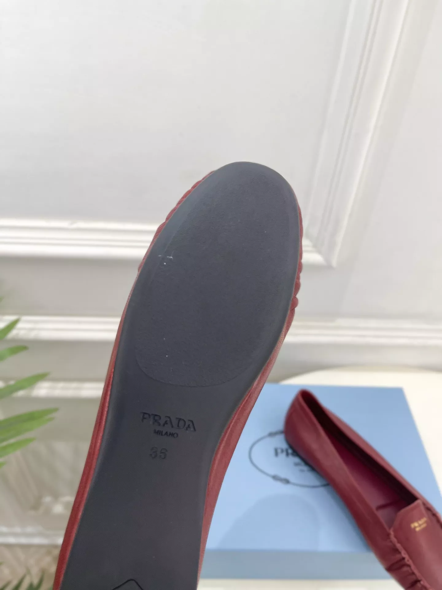 프라다 클래식 레터링 플리츠 플랫 로퍼 상세 이미지 9
