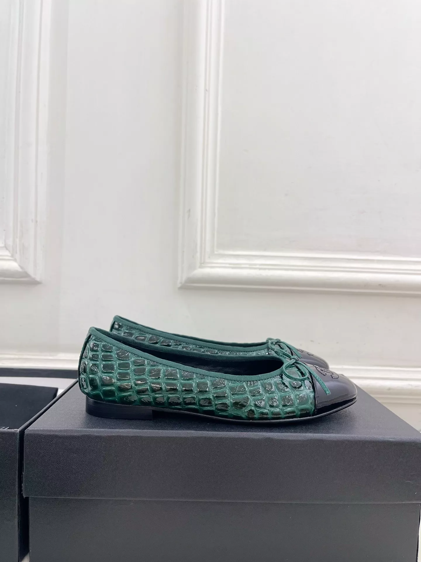 샤넬 더블C 리본 크로커다일 엠보 배색 플랫슈즈 상세 이미지 2