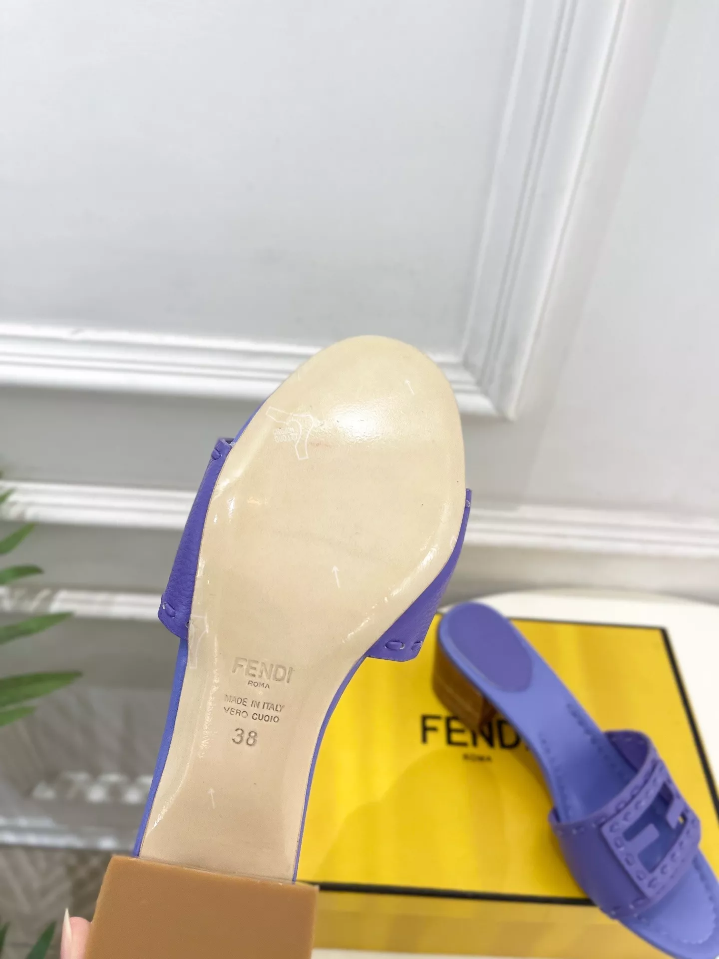 펜디 컷아웃 굵은굽 오픈토 토오픈 뮬 상세 이미지 9