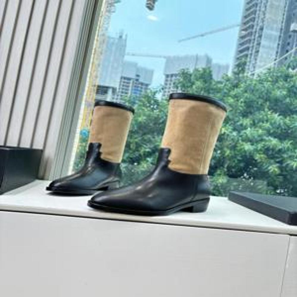 샤넬 2025 F/W 로고 디테일 미드 라이딩 부츠