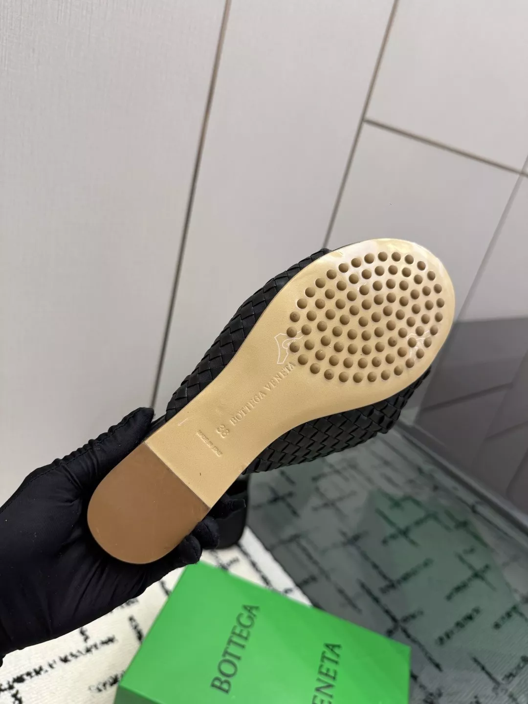 보테가베네타 인트레치아토 양가죽 오픈토 슬리퍼 상세 이미지 9