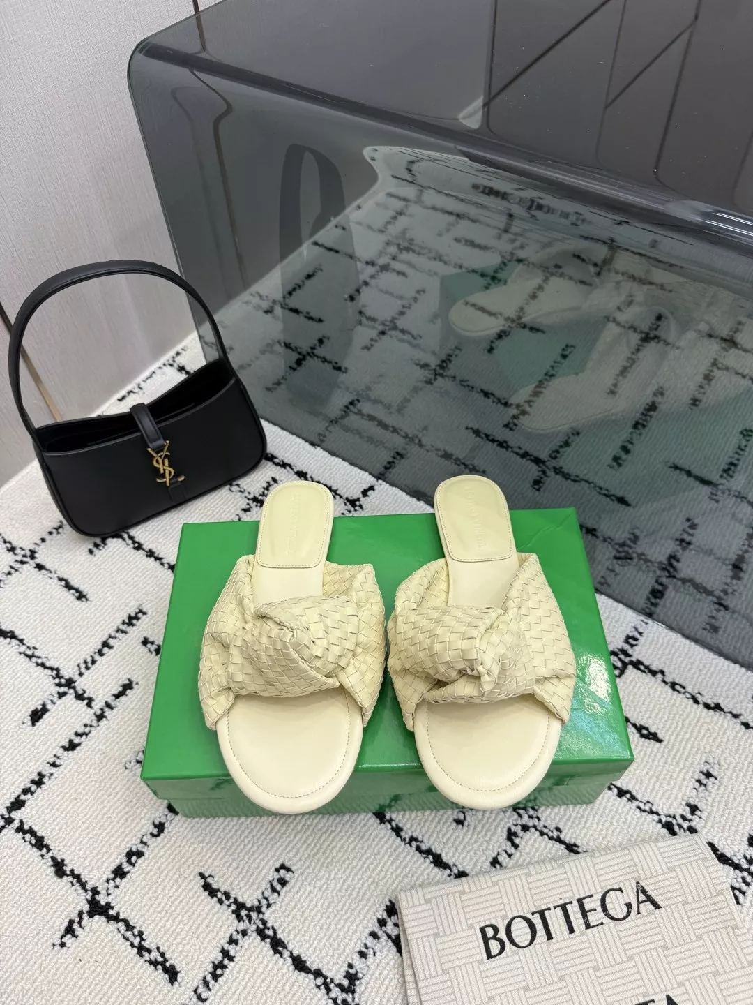 보테가베네타 인트레치아토 매트 양가죽 슬리퍼 상세 이미지 1