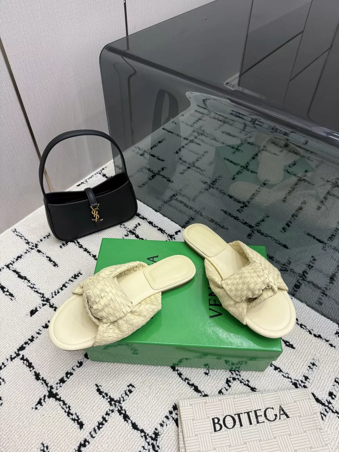 보테가베네타 인트레치아토 매트 양가죽 슬리퍼 상세 이미지 3