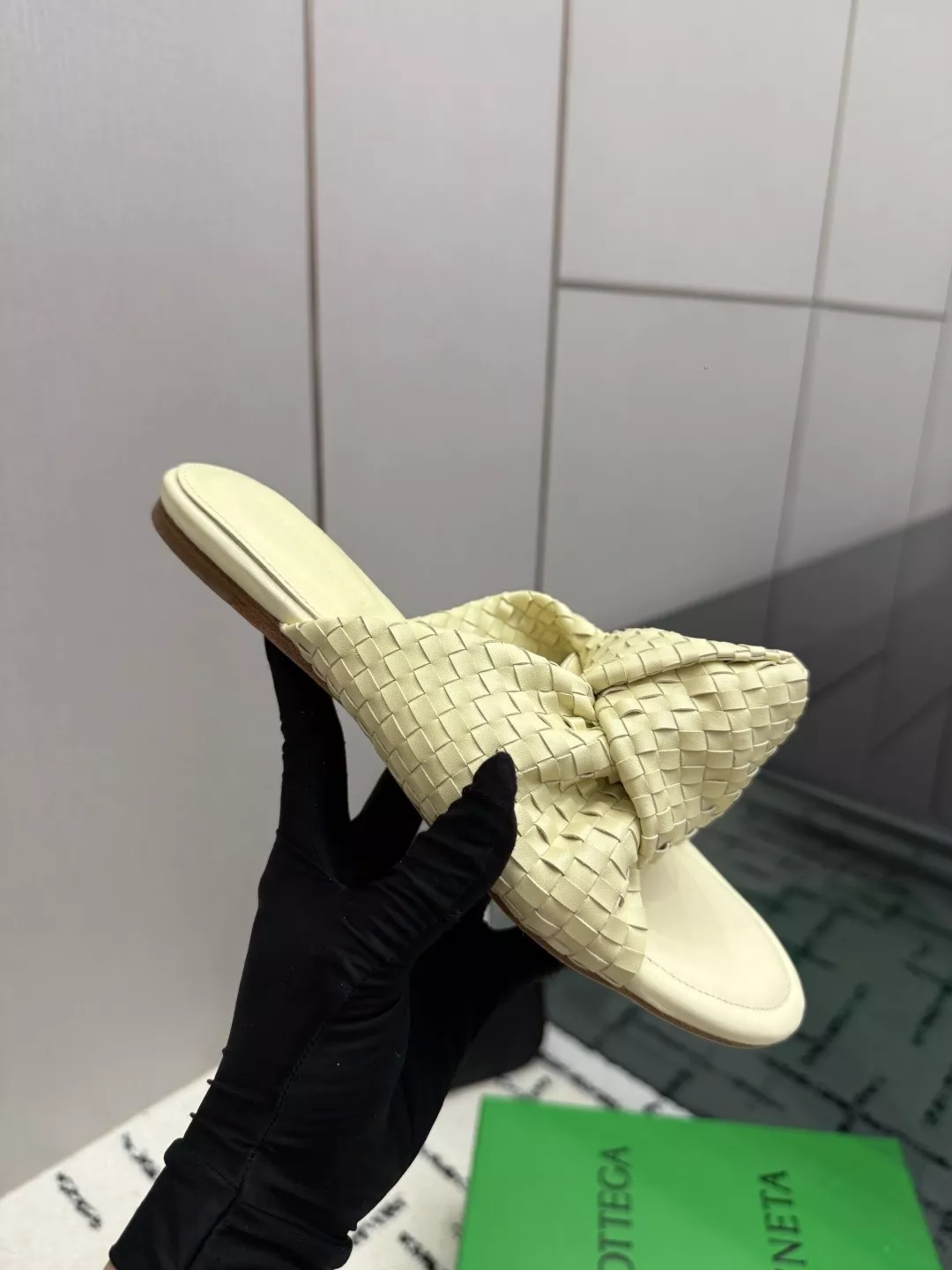 보테가베네타 인트레치아토 매트 양가죽 슬리퍼 상세 이미지 7