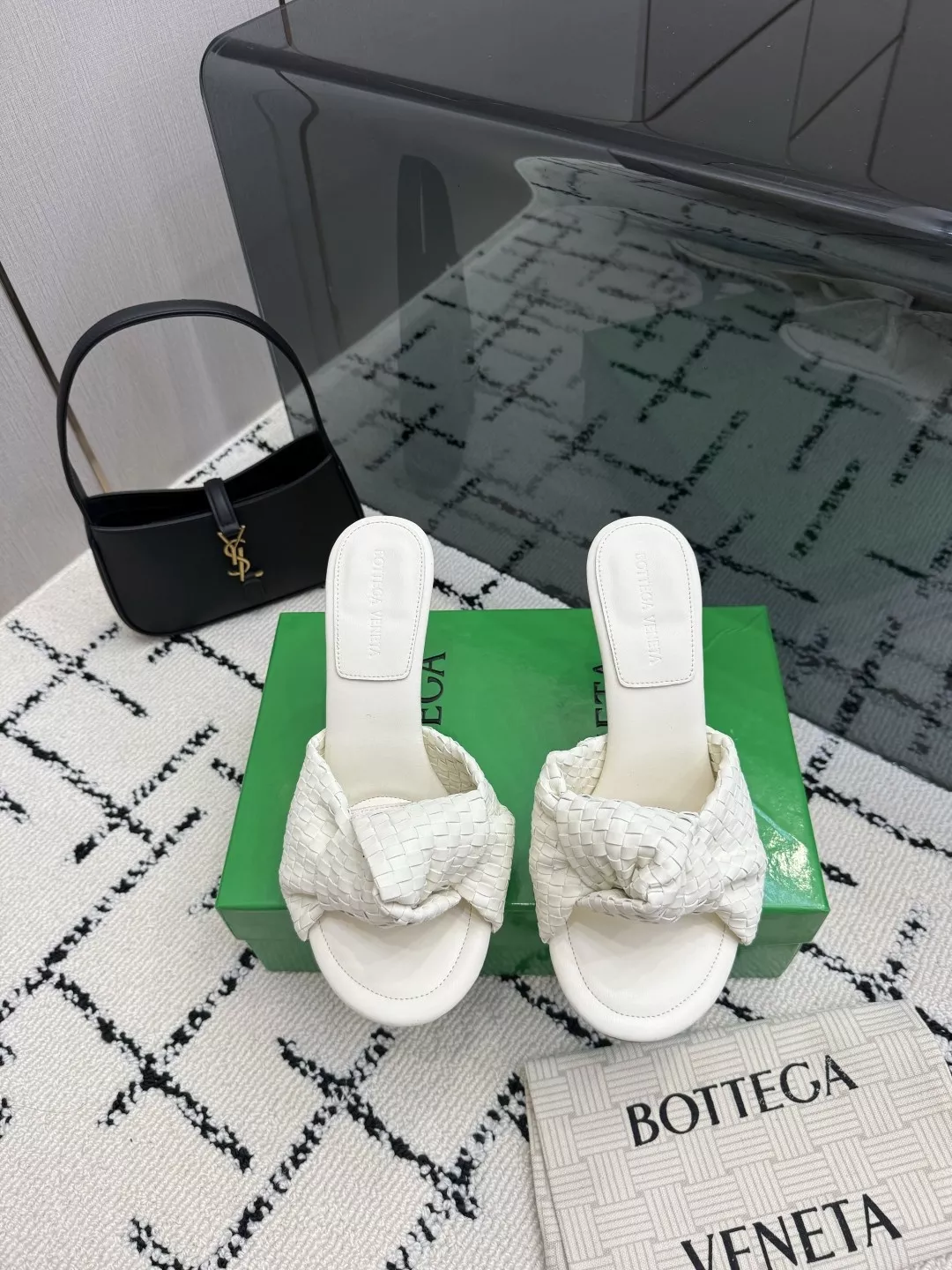 보테가베네타 인트레치아토 양가죽 토오픈 뮬 상세 이미지 1