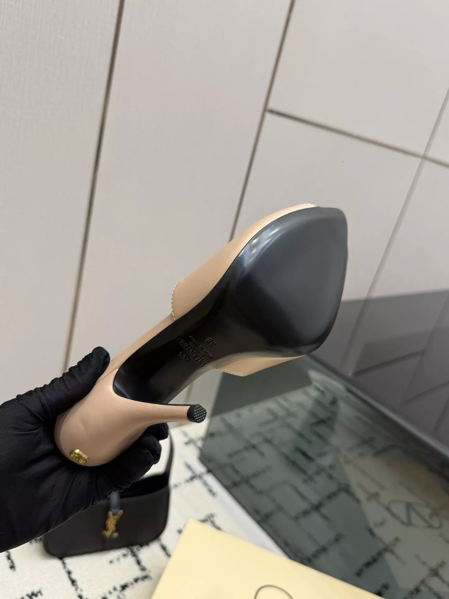 발렌티노 스네이크 크리스탈 장식 가죽 토오픈 뮬 상세 이미지 10