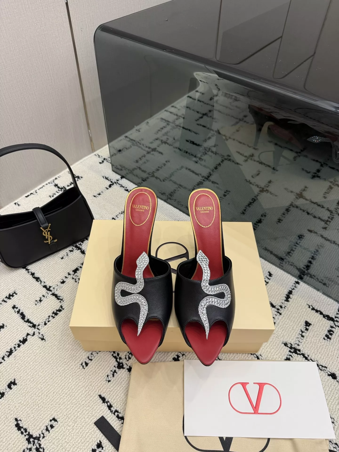 발렌티노 스네이크 크리스털 장식 레더 토오픈 뮬 상세 이미지 1