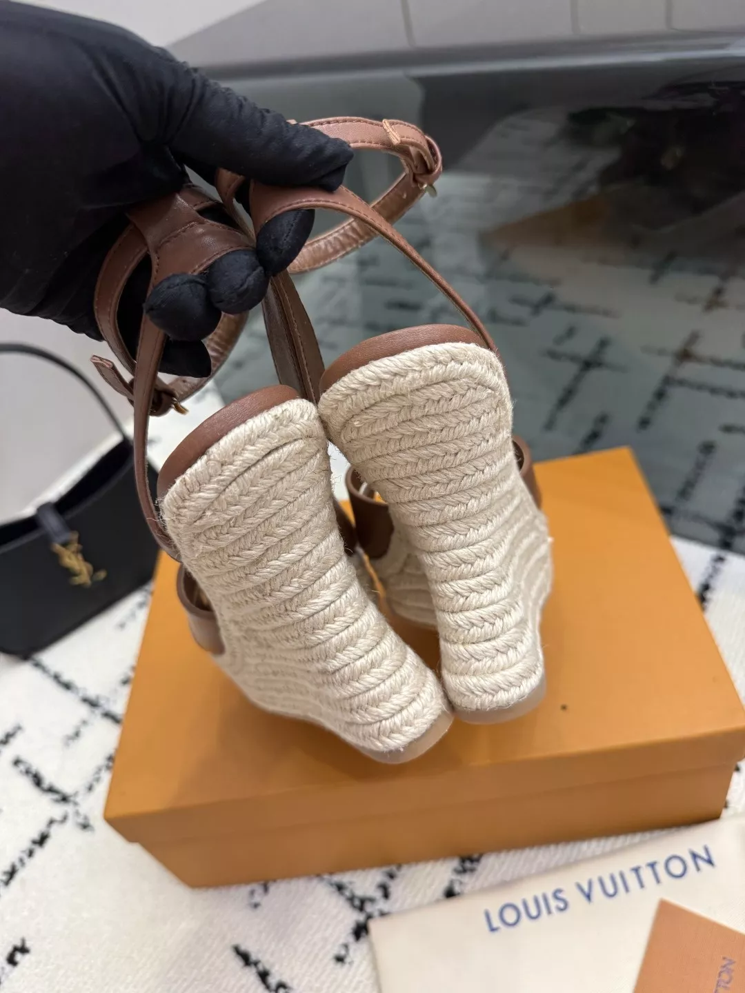 루이비통 로고 핫픽스 카프스킨 플랫폼 힐 샌들 상세 이미지 7