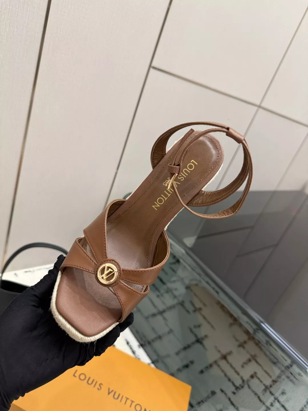 루이비통 로고 핫픽스 카프스킨 플랫폼 힐 샌들 상세 이미지 9